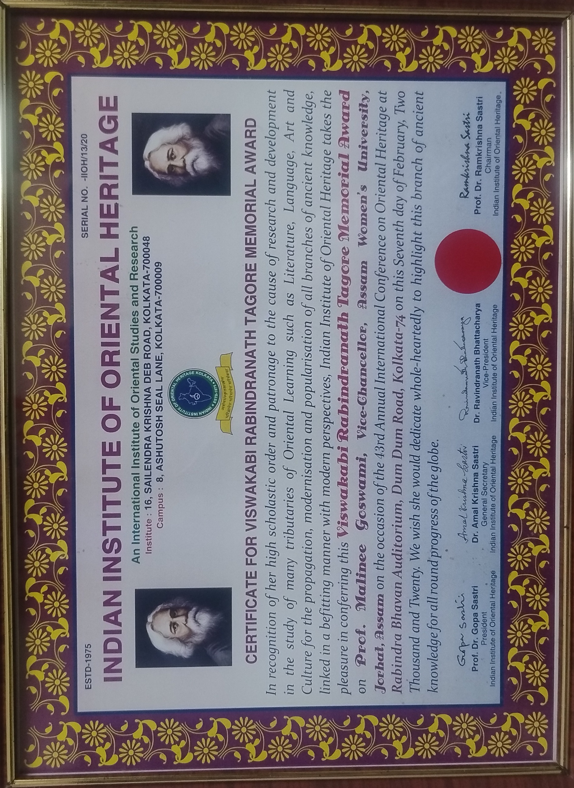 Prof. Malinee Goswami receiving the Rabindranath Thakur Smarak Siksha Puraskar